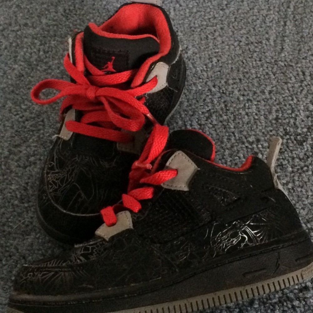 Kids Jordan gym shoes - Picture 1 of 1